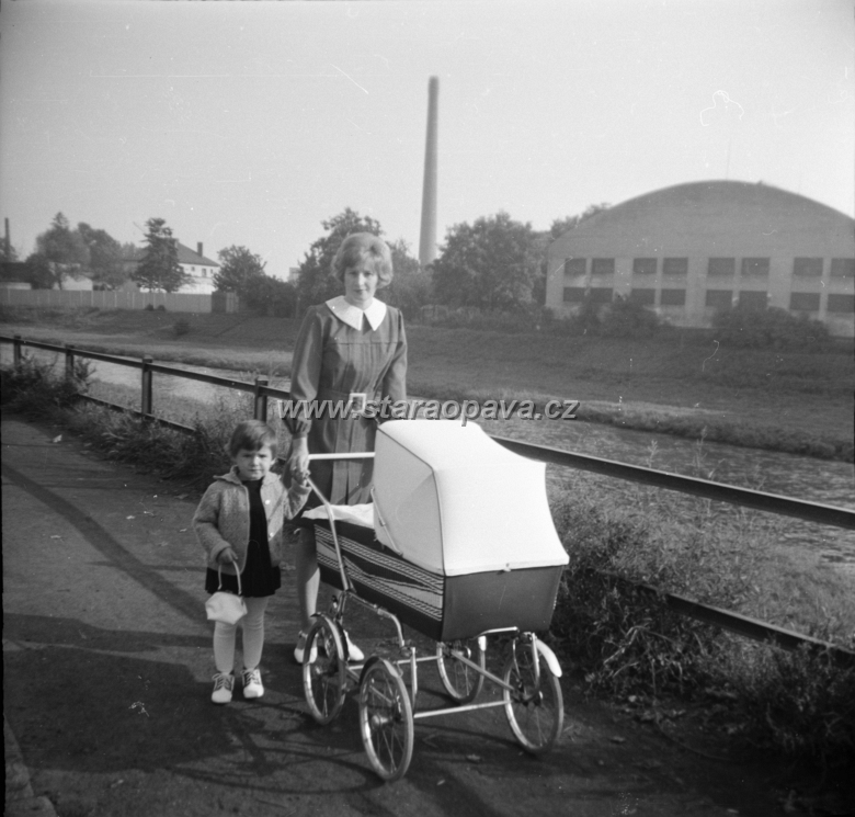 kolofikogvo (11).jpg - Procházka po Kolofíkově nábřeží. Foto kolem roku 1970.